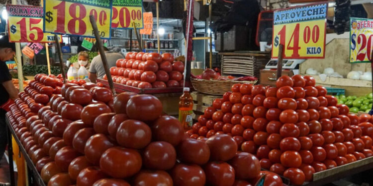 Mexicanos necesitan 2,046.20 pesos para comprar la canasta básica