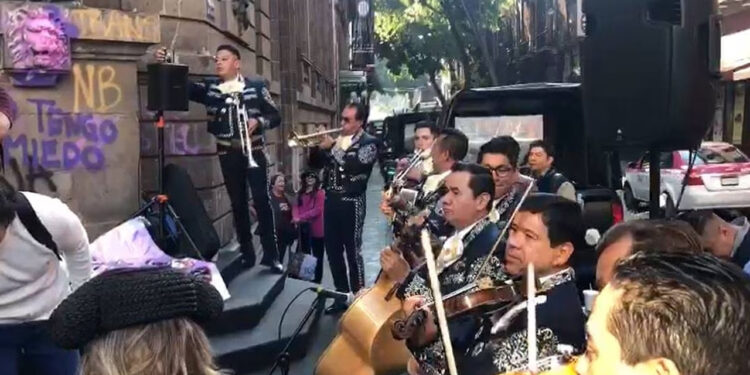 Matadores se manifiestan en el Congreso de la CDMX en contra de la desaparición de las corridas de toros