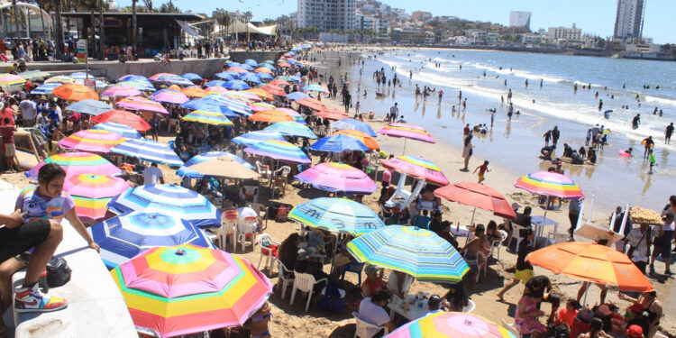 Asistencia en playas de Mazatlán supera los 62 mil visitantes a lo largo de la franja Costera