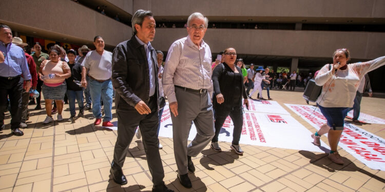 Atiende personalmente Gobernador Rocha a solicitantes de vivienda