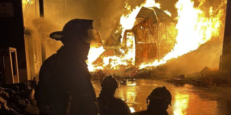 Incendio en la Central de Abasto: continúan trabajos de enfriamiento en la zona