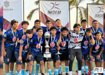 Premia Edgar González a los mejores del Torneo de Futbol Colonias Populares