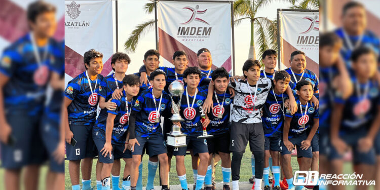 Premia Edgar González a los mejores del Torneo de Futbol Colonias Populares