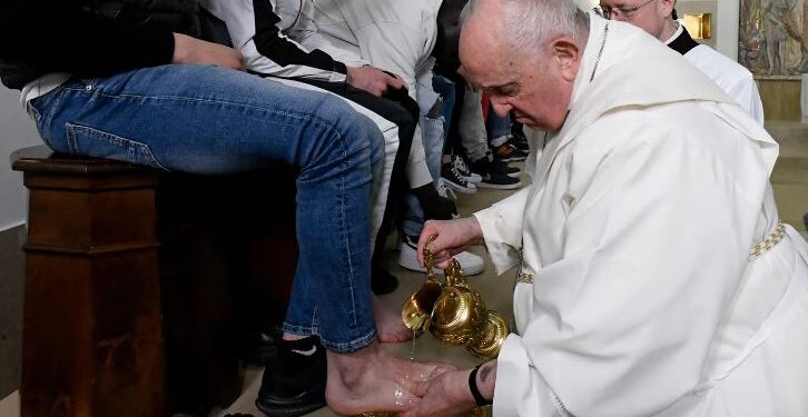 El papa Francisco lavó los pies de 12 jóvenes reclusos de diferentes etnias y nacionalidades