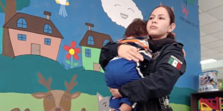 Niño de dos años sale solo a la calle de madrugada; sus papás estaban de fiesta