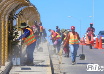Limpia aseo urbano puente vehicular de la avenida Juan Pablo II