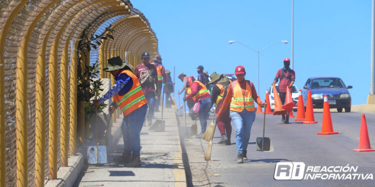 Limpia aseo urbano puente vehicular de la avenida Juan Pablo II