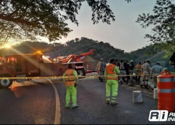 Autobús turístico cae a barranco en Nayarit: reportan 18 muertos y 33 heridos