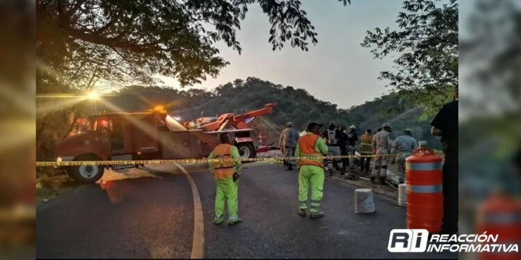 Autobús turístico cae a barranco en Nayarit: reportan 18 muertos y 33 heridos