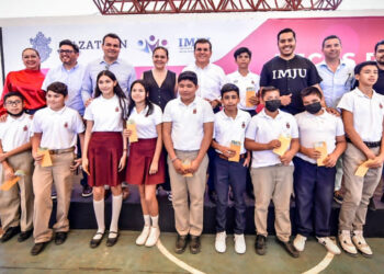 Gobierno Municipal e IMJU inician entrega de becas PROASE