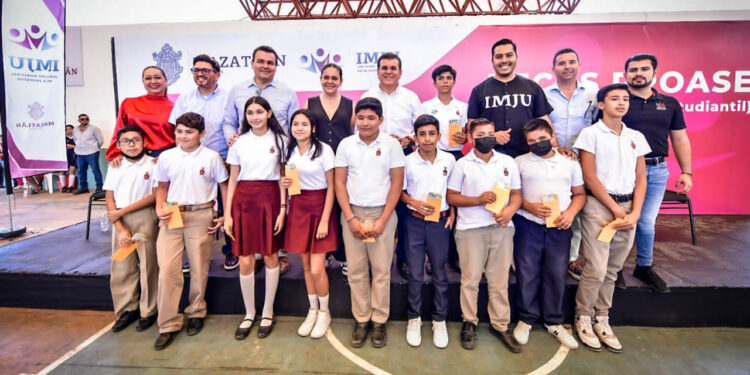 Gobierno Municipal e IMJU inician entrega de becas PROASE