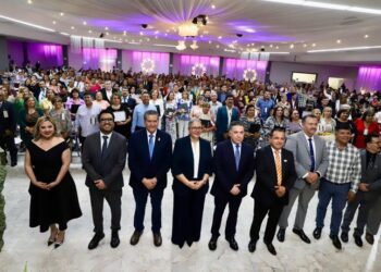 Entregan la medalla “Ignacio Manuel Altamirano” a maestros por 40 años de servicio