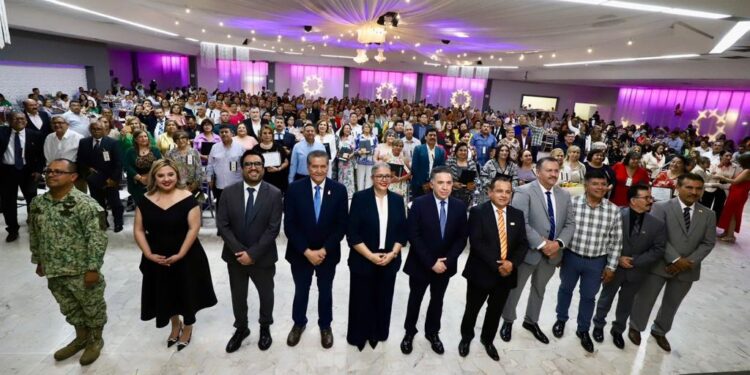 Entregan la medalla “Ignacio Manuel Altamirano” a maestros por 40 años de servicio