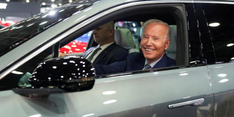 Biden podría retrasar plan para créditos a fabricantes de autos eléctricos