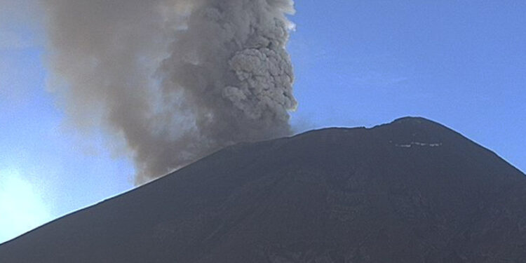 Continúa la ‘erupción estromboliana’ en el Popocatépetl; ceniza podría llegar a Veracruz