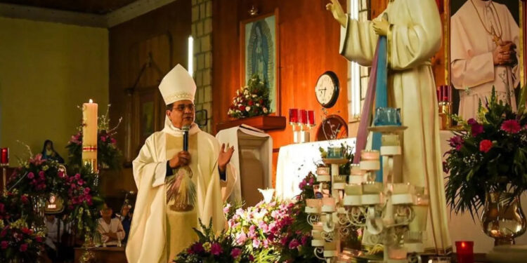 Fue un milagro haber sobrevivido a atentado: arzobispo Faustino Armendáriz