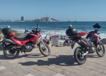 Policía Acuática pone a salvo a dos personas que eran jaladas por corrientes marinas