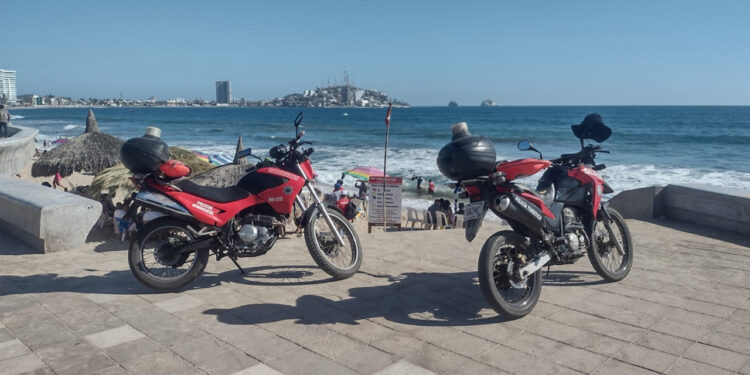 Policía Acuática pone a salvo a dos personas que eran jaladas por corrientes marinas