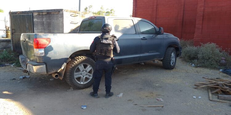 Policías Estatales recuperan camioneta que fue robada en Estados Unidos