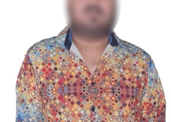 Policías estatales aseguran a dos hombres que circulaban en un vehículo robado