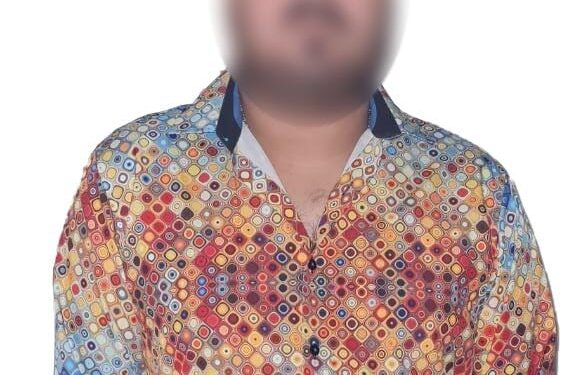 Policías estatales aseguran a dos hombres que circulaban en un vehículo robado