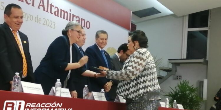 Reconocen a docentes con más de 40 años de trayectoria en educación