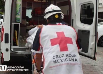 Joven cae de camioneta en la que viajaba, resulta lesionado