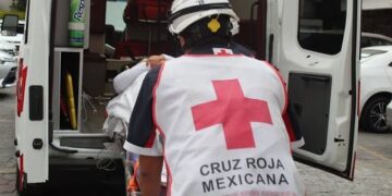 Joven cae de camioneta en la que viajaba, resulta lesionado
