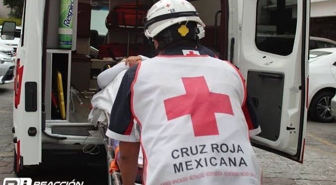Joven cae de camioneta en la que viajaba, resulta lesionado