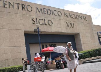 Corren a subdirector de hospital Siglo XXI por realizar actos sexuales en plena conferencia