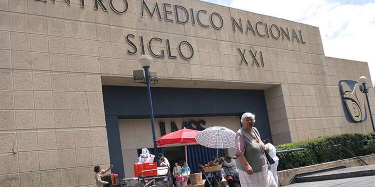 Corren a subdirector de hospital Siglo XXI por realizar actos sexuales en plena conferencia