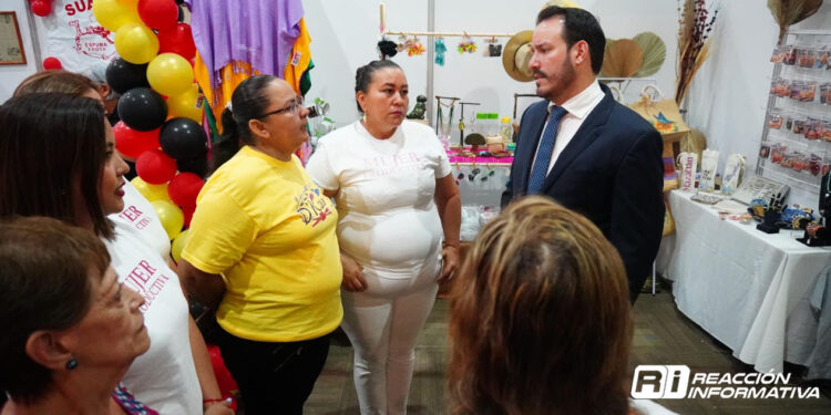 Instalan Secretaría de Turismo y Secretaría de Economía exposición de artesanías en el Centro de Convenciones