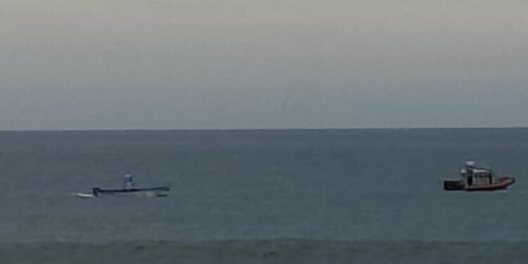 Elementos de la Policía Acuática reactiva operativo de búsqueda de persona desaparecida en el mar