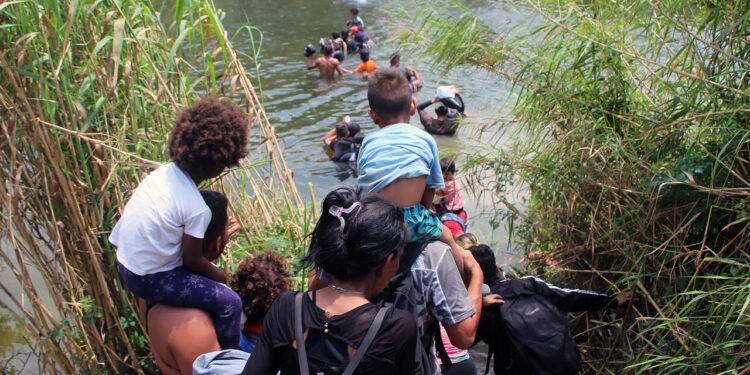 Flujo de migrantes está bajando en norte de México: AMLO