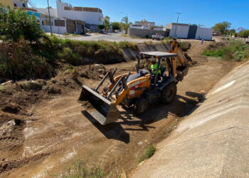 Obras públicas, intensifica limpieza de canales pluviales en la ciudad