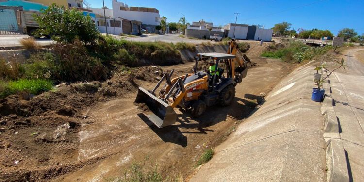 Obras públicas, intensifica limpieza de canales pluviales en la ciudad