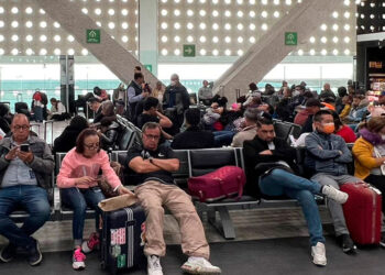 AICM cancela vuelos por caída de ceniza volcánica