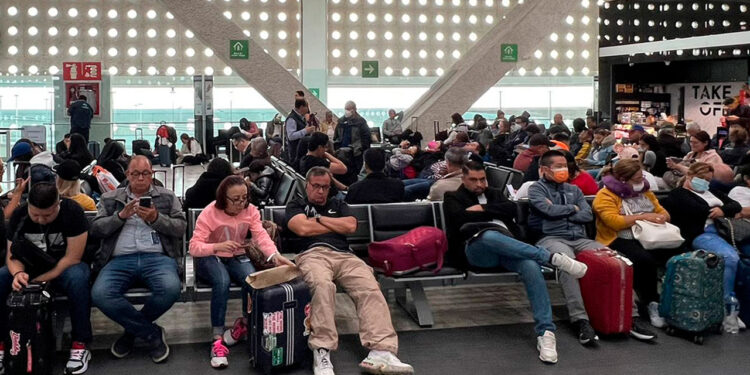 AICM cancela vuelos por caída de ceniza volcánica