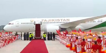 Presidente de Tayikistán estrena el avión presidencial comprado a México