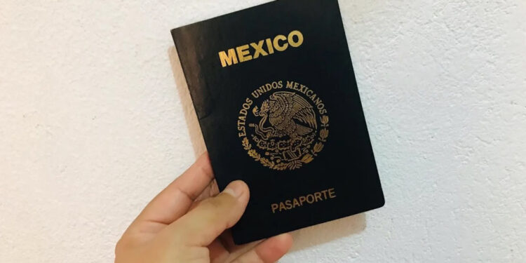 México emite el primer pasaporte a una persona con género no binario