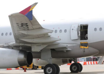 ¡Le urgía! Pasajero que abrió la puerta del avión en pleno vuelo responde por qué lo hizo