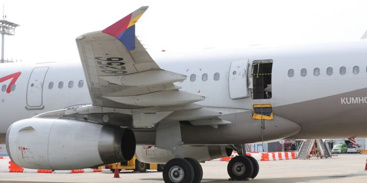 ¡Le urgía! Pasajero que abrió la puerta del avión en pleno vuelo responde por qué lo hizo