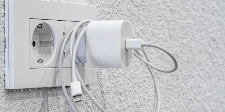 ¿Qué pasa si dejo conectado el cargador a la corriente eléctrica todo el día?