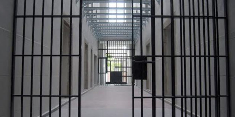 Con 4 años de prisión sentencian a hombre por robo a negocio de celulares