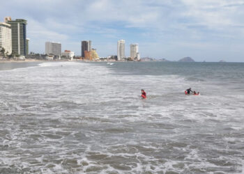 Elementos de la Policía Acuática ponen a salvo a pareja de Zacatecas que era jalada por el mar