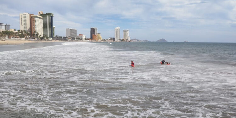 Elementos de la Policía Acuática ponen a salvo a pareja de Zacatecas que era jalada por el mar