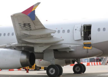 VIDEO: Pasajero abre la puerta de emergencia de un avión en pleno vuelo en Corea del Sur: hay 12 heridos