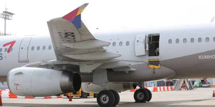 VIDEO: Pasajero abre la puerta de emergencia de un avión en pleno vuelo en Corea del Sur: hay 12 heridos