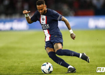 Neymar, con futuro incierto en el PSG, mira de lejos al Barcelona