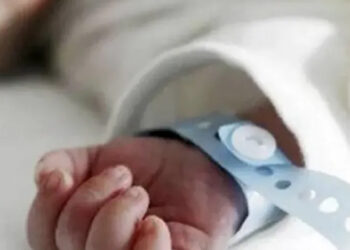 Madre olvida a su bebé dentro de un auto más de 8 horas; el pequeño falleció